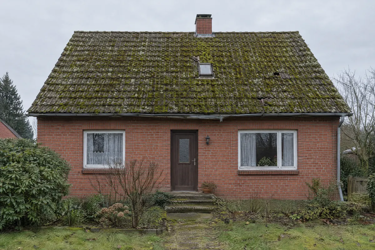 Klinkerhaus vor der Sanierung, das alte Dach ist bemoost