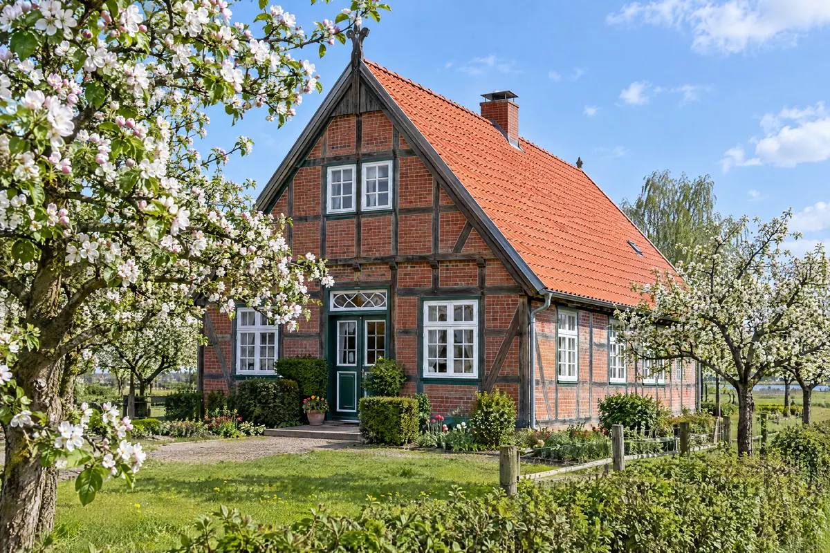 Fachwerkhaus im Alten Land mit neu eingedecktem rotem Ziegeldach