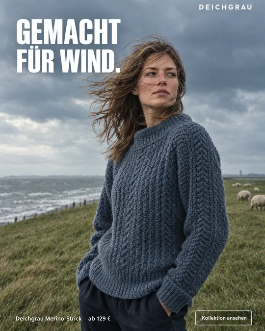 Mode-Anzeige: Frau im blaugrauen Strickpullover auf dem Deich im Wind, Überschrift „Gemacht für Wind.“, erzeugt mit GPT Image 2.5