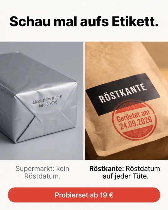 Vergleichs-Anzeige: Supermarkt-Kaffee ohne Röstdatum links, Röstkante-Tüte mit Röstdatum rechts