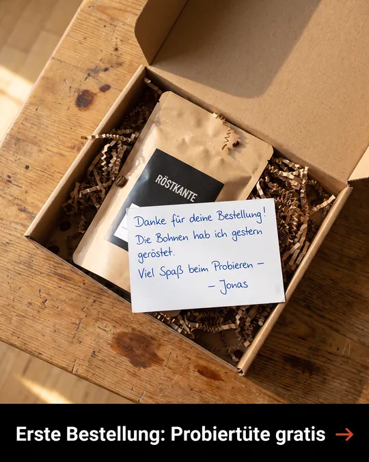 Anzeige mit geöffnetem Paket, Kaffeetüte und handgeschriebener Dankeskarte vom Röster