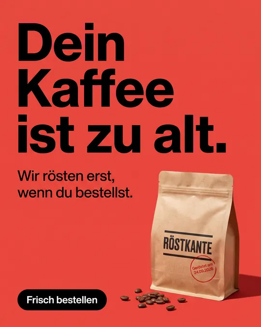 Fertige Anzeige auf Tomatenrot mit der Überschrift Dein Kaffee ist zu alt und einer Kaffeetüte mit Röstdatum-Stempel