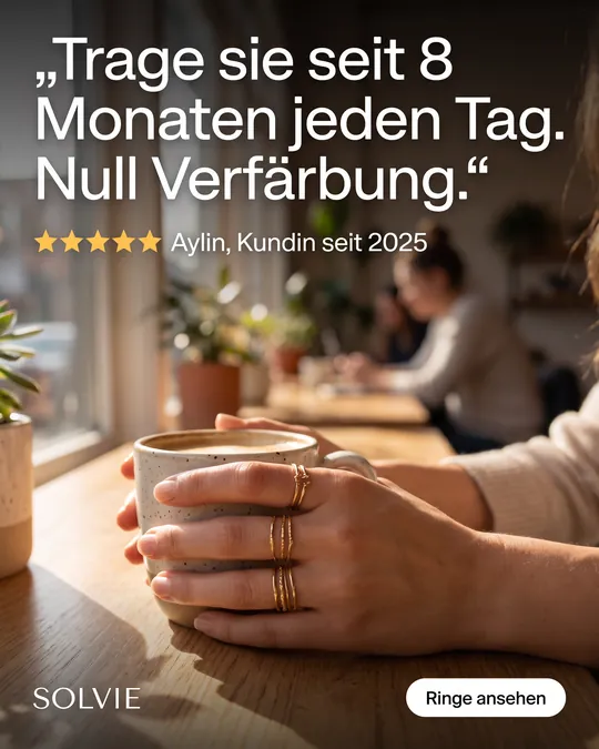 Zitat-Anzeige: Hand mit gestapelten Goldringen an einer Kaffeetasse, Zitat einer Kundin