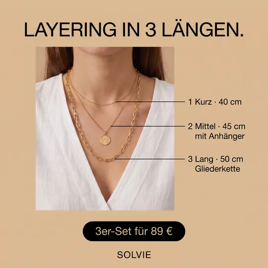 Styling-Anzeige: drei übereinander getragene Goldketten mit Längenangaben 40, 45 und 50 Zentimeter