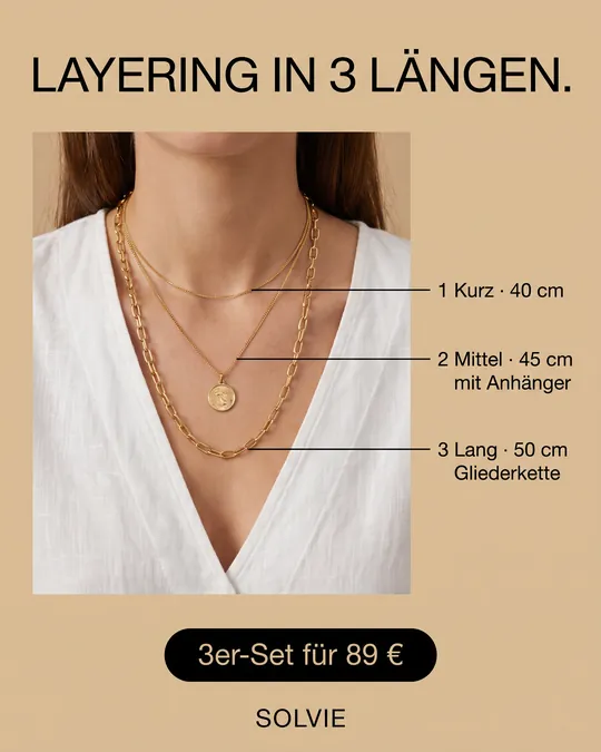 Styling-Anzeige: drei übereinander getragene Goldketten mit Längenangaben 40, 45 und 50 Zentimeter
