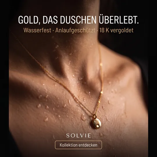 Schmuck-Anzeige: Goldkette mit Anhänger auf Haut mit Wassertropfen vor Schwarz, Überschrift „Gold, das Duschen überlebt.“
