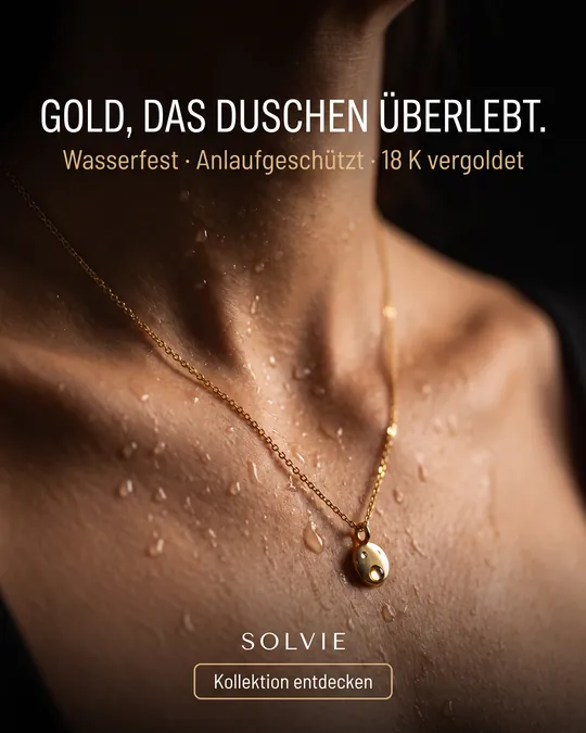 Schmuck-Anzeige: Goldkette mit Anhänger auf Haut mit Wassertropfen vor Schwarz, Überschrift „Gold, das Duschen überlebt.“