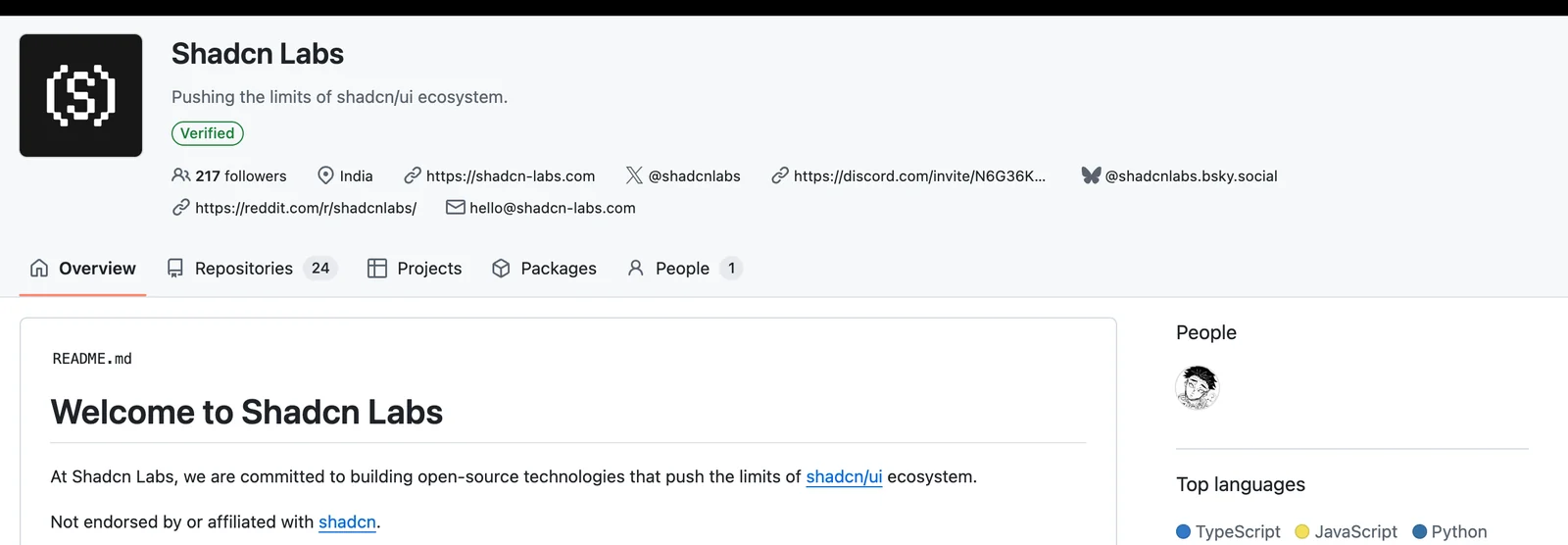 GitHub-Seite der Organisation Shadcn Labs mit 217 Followern, Standort India und 24 Repositories. In der README steht: Welcome to Shadcn Labs und darunter Not endorsed by or affiliated with shadcn
