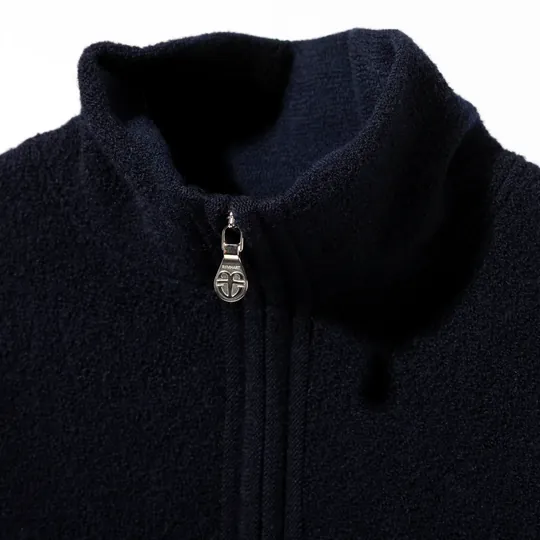 Freisteller-Nahaufnahme des Kragens mit Zipper