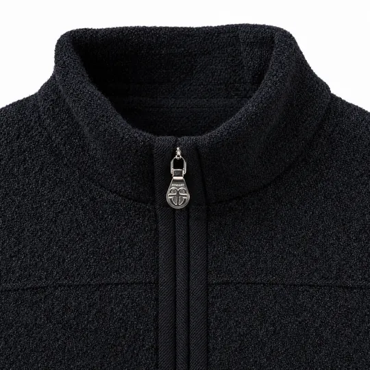Studio-Nahaufnahme aus dem Space: Zipper-Anhänger mit RYMHART-Gravur und Emblem korrekt